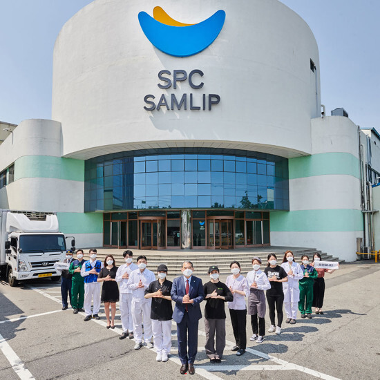 SPC삼립 황종현 대표이사(맨 앞줄 가운데)가 임직원과 함께 ‘덕분에 챌린지’ 캠페인에 동참했다.(사진=SPC삼립)