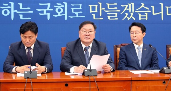더불어민주당 김태년 원내대표가 11일 오전 국회에서 열린 정책조정회의에서 발언하고 있다. [사진= 연합뉴스]