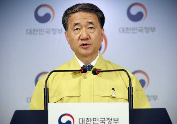 박능후 중앙재난안전대책본부 1차장(보건복지부 장관)이 12일 정부서울청사에서 열린 신종 코로나바이러스 감염증(코로나19) 대응 브리핑을 하고 있다. [사진= 연합뉴스]