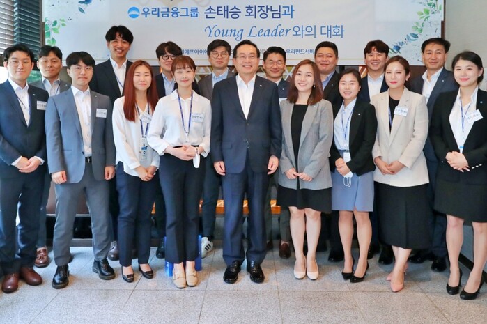 손태승(가운데) 우리금융그룹회장이 우리펀드서비스 및 우리에프아이에스 직원들과 기념촬영을 하고 있다.(사진=우리금융그룹)