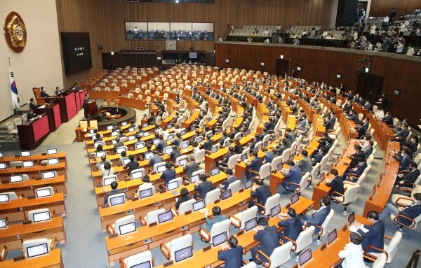 미래통합당 의원들이 불참한 가운데 15일 국회 본회의에서 법제사법위원장 등 6개 상임위원장 투표가 진행되고 있다. [사진= 연합뉴스]
