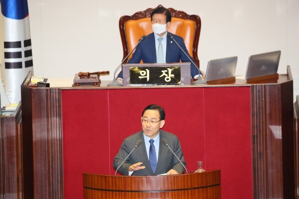 미래통합당 주호영 원내대표가 15일 국회 본회의에서 상임위원회 구성과 관련해 날선 비판을 하고 있다. [사진= 연합뉴스]
