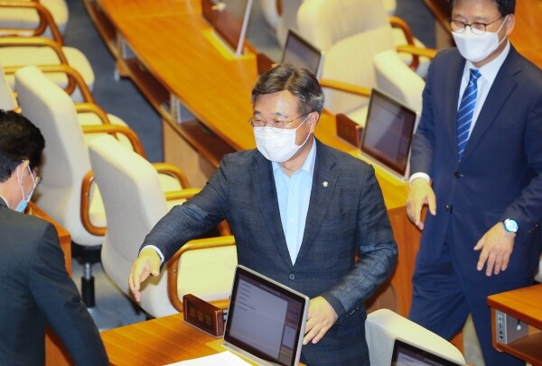 더불어민주당 소속 윤호중 의원이 15일 국회 본회의에서 진행된 상임위원장 선거에서 투표한 뒤 동료들과 악수하고 있다. 윤 의원은 결국 21대 국회 전반기 법제사법위원장에 선출됐다. [사진= 연합뉴스]