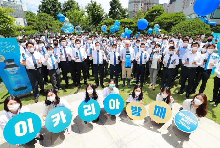 동아오츠카 본사직원들이 프리미엄 그릭 커피 '이카리아' 발매를 기념해 사진촬영을 하고 있다.(사진=동아오츠카)