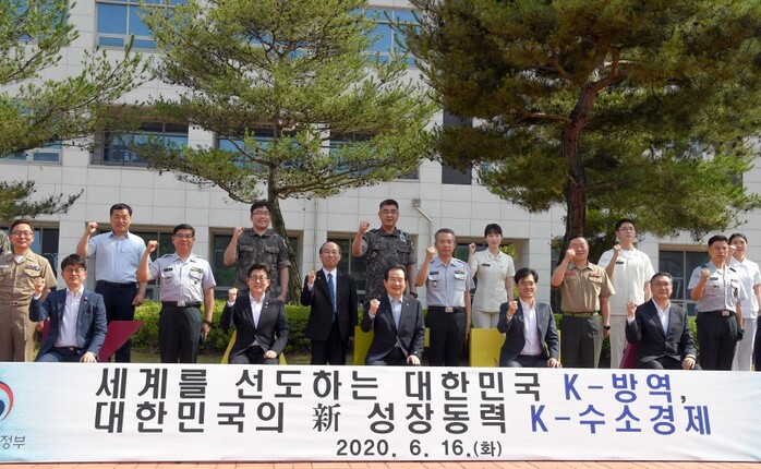 (착석한 인물 기준, 좌측부터) 국방부 박재민 차관, 환경부 조명래 장관, 정세균 국무총리, 현대자동차 공영운 사장, 두산모빌리티이노베이션 이두순 대표이사가 기념 촬영을 하는 모습.(사진=현대자동차)