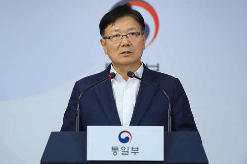 남북공동연락사무소장인 서호 통일부 차관이 16일 오후 정부서울청사 합동브리핑실에서 북한의 남북공동연락사무소 폭파와 관련해 입장을 밝히고 있다. [사진= 연합뉴스]