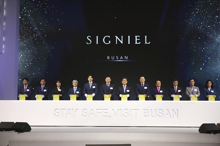 신동빈 롯데그룹 회장이 17일 부산 해운대 시그니엘 서울 개관식에 참석했다. 왼쪽부터 김현식 롯데호텔 대표, 허용도 부산상공회의소 회장, 박인영 부산시의회 의장, 송용덕 롯데지주 부회장, 박성훈 부산광역시 경제부시장, 신동빈 롯데그룹 회장, 박양우 문화체육관광부 장관, 황각규 롯데지주 부회장, 윤영호 한국관광업협회중앙회 회장, 이봉철 롯데호텔&서비스BU BU장, 유용종 한국호텔업협회 회장, 배현미 시그니엘 부산 총지배인.(사진=롯데호텔 제공)