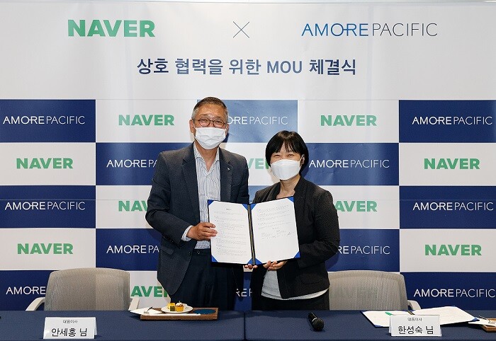 안세홍 아모레퍼시픽 대표이사(좌)와 한성숙 네이버 대표이사가 업무협약 체결후 기념 촬영을 하고 있는 모습.(사진=아모레퍼시픽 )
