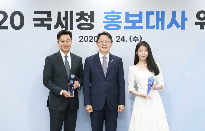 김현준 국세청장(가운데)이 24일 서울 종로구 서울지방국세청에서 열린 '2020년 국세청 홍보대사 위촉식'에서 홍보대사로 위촉된 배우 이서진, 이지은(아이유)과 기념촬영을 하고 있다.(사진=국세청)