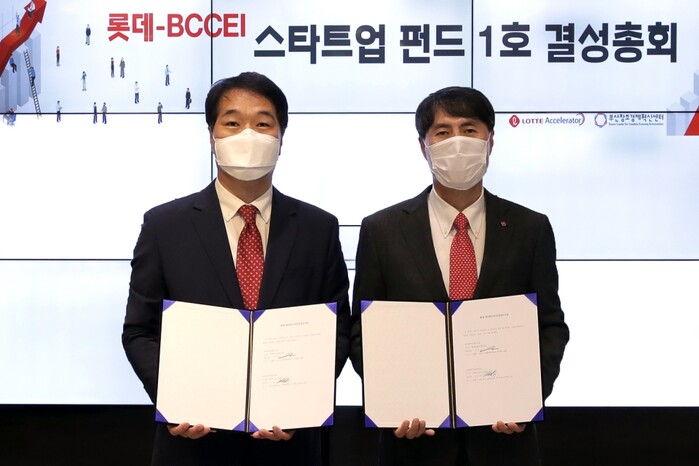 25일, 롯데액셀러레이터와 부산창조경제혁신센터는 '롯데-BCCEI 스타트업 펀드 1호' 결성총회를 열고, 우수한 지역스타트업에 적극적으로 투자해 나가기로 했다. 이성학 부산창조경제혁신센터장(왼쪽), 이진성 롯데액셀러레이터 대표가 기념촬영을 하는 모습.(사진=롯데지주)