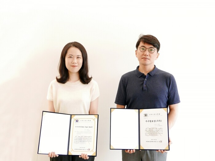 대한화장품학회 화장품 과힉기술상을 수상한 아모레퍼시픽 기술연구원 김세현 연구원(왼쪽)과 고명진 연구원.(사진=아모레퍼시픽)