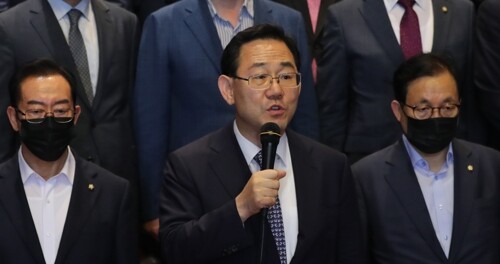 미래통합당 주호영 원내대표와 의원들이 29일 오후 서울 여의도 국회 본청 로텐더홀 계단에서 미래통합당 의원에 대한 강제 상임위 배정과 상임위원장 일방 선출에 대한 규탄 성명을 발표하고 있다. [사진= 연합뉴스]