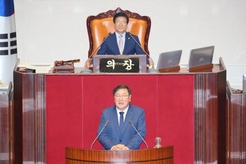 김태년 국회 운영위원장이 29일 오후 국회 본회의에서 당선 인사를 하고 있다.  [사진= 연합뉴스]