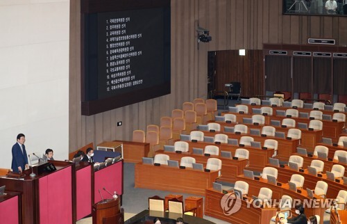 29일 국회 본회의에서 더불어민주당, 열린민주당 등 의원들이 미래통합당이 불참한 가운데 상임위원장 선거를 하고 있다. [사진= 연합뉴스]