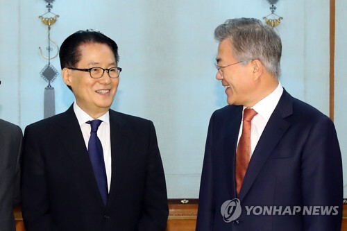 지난 2018년 4월 청와대에서 열린 남북정상회담 원로자문단과의 오찬에서 문재인 대통령이 당시 민주평화당 박지원 의원과 얘기를 나누는 모습. [사진= 연합뉴스]