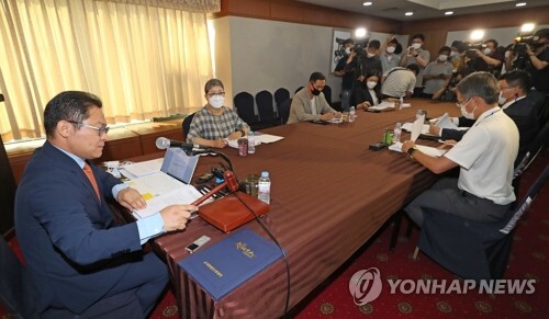 고 최숙현 선수 사망사건과 관련해 6일 오후 서울 송파구 올림픽파크텔에서 열린 철인3종협회 스포츠공정위원회에서 안영주 스포츠공정위원장이 의사봉을 두드리고 있다. [사진= 연합뉴스]