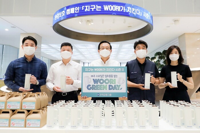손태승 우리금융그룹 회장(사진 중앙)이 권광석 우리은행장(왼쪽 두번째), 박필준 노조위원장(오른쪽 두번째)과 함께 9일 우리은행 본점에서 환경보호 캠페인을 실시하고 있다.(사진=우리금융그룹)
