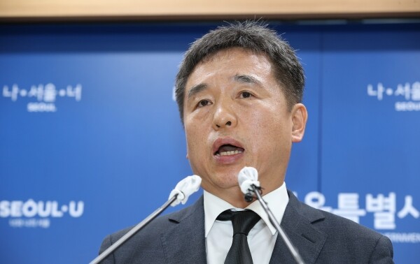 박원순 서울시장의 유고로 시장 권한을 대행하게 된 서정협 행정1부시장이 10일 오전 서울시청에서 향후 계획 등을 포함한 입장을 발표하고 있다. [사진= 연합뉴스]