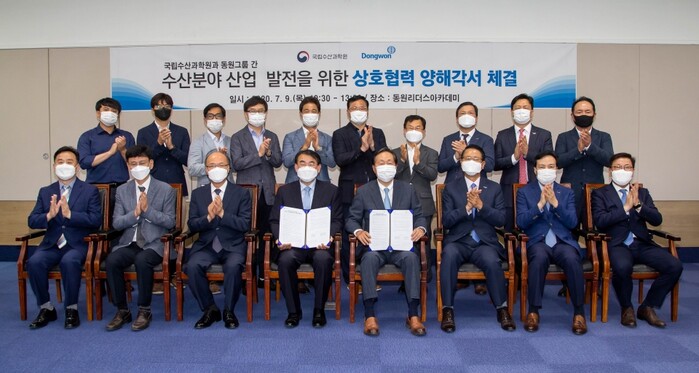 동원그룹, 이명우 동원산업 대표이사(가운데 오른쪽)와 최완현 국립수산과학원 원장(가운데 왼쪽)이 9일 수산분야 과학기술과 관련 산업기술에 대한 MOU를 체결했다.(사진=동원그룹)