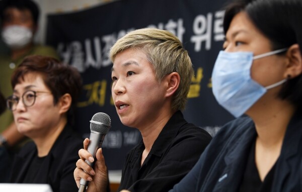 고 박원순 서울시장을 성추행 등 혐의로 고소한 피해 호소인을 대리하는 김재련 변호사가 13일 오후 서울 은평구 한국여성의전화 사무실에서 기자회견을 열고 입장을 발표하고 있다. [사진= 연합뉴스]