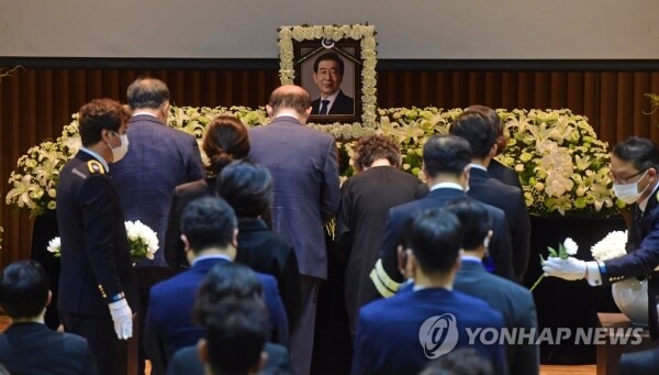 13일 서울 중구 서울시청에서 열린 고 박원순 서울특별시장 영결식에서 유가족들이 헌화.[출처=연합뉴스]