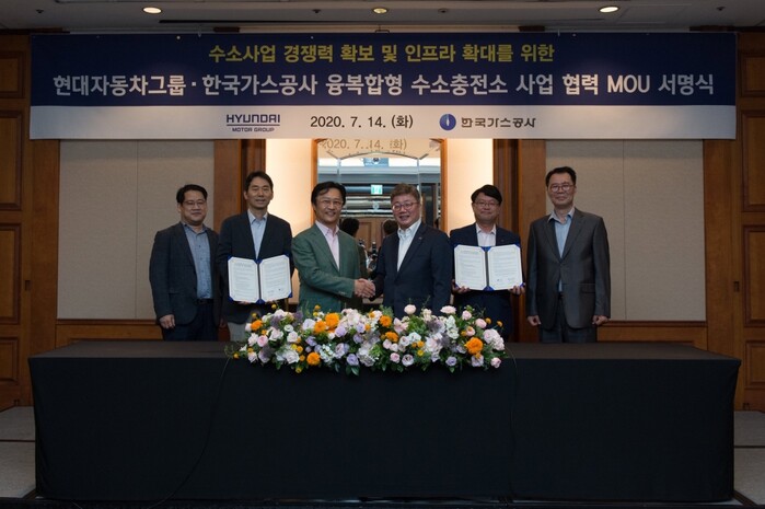 한국가스공사 현대자동차 융복합형 수소충전소 추진 협약식 모습. 사진 왼쪽에서 3번째 현대자동차 지영조 사장, 4번째 한국가스공사 채희봉 사장.(사진=한국가스공사)