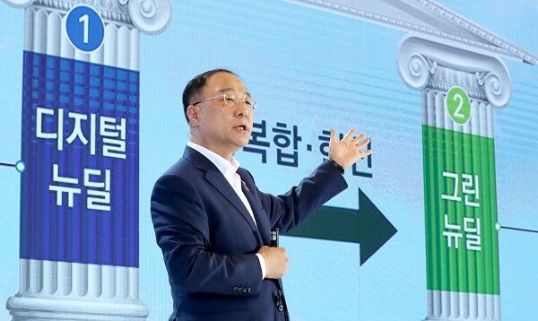 홍남기 경제부총리 겸 기획재정부 장관이 14일 청와대 영빈관에서 열린 '한국판 뉴딜 국민보고대회'에서 종합계획을 발표하고 있다. [사진= 연합뉴스]