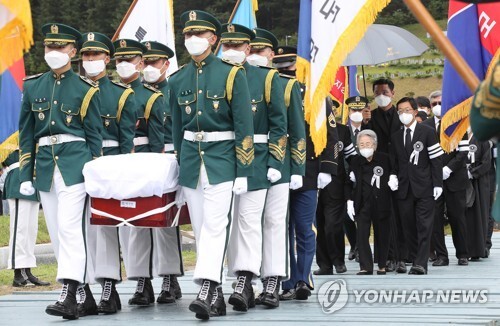 15일 오전 대전현충원에서 열린 고 백선엽 장군 안장식에서 고인의 위패와 영정사진, 시신이 장지에 들어서고 있다. [사진= 연합뉴스]