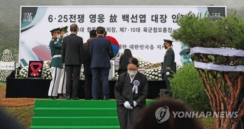 15일 오전 대전시 유성구 갑동 국립대전현충원에서 '고(故) 백선엽 장군 안장식'이 열리고 있다. [사진= 연합뉴스]