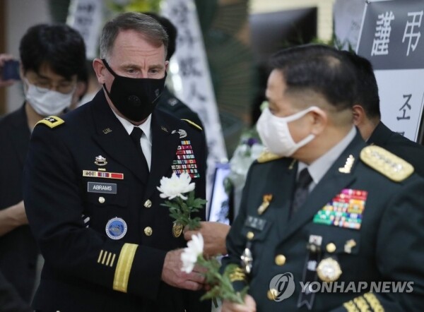 고 백선엽 장군 빈소 조문하는 합참의장ㆍ주한미군 사령관.[출처= 연합뉴스]