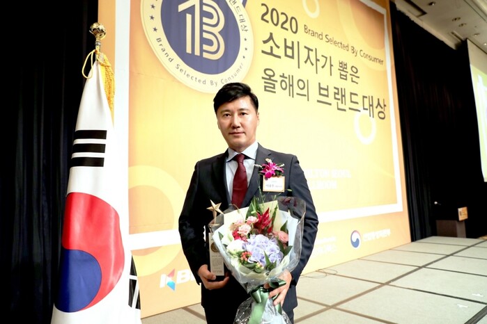 16일 밀레니엄 힐튼서울에서 열린 2020 소비자가 뽑은 올해의 브랜드대상 시상식에서 보람그룹 이창우 대표이사가 상조서비스 부문 대상을 받았다.(사진=보람그룹)