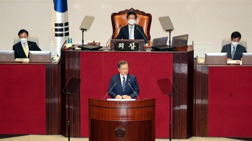 문재인 대통령이 16일 국회 본회의장에서 열린 제21대 국회 개원식에서 개원축하 연설을 하고 있다. [사진= 연합뉴스]