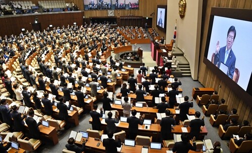 제21대 국회의원들이 16일 국회 본회의장에서 열린 개원식에서 국회의원 선서를 하고 있다. [사진= 연합뉴스]