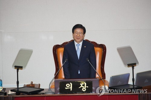 박병석 국회의장이 16일 국회 본회의장에서 열린 제21대 국회 개원식에서 개원사하고 있다. [사진= 연합뉴스]