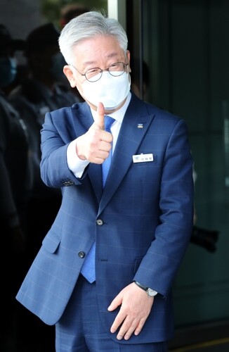 '친형 강제입원'과 관련한 허위사실 공표 혐의에 대해 2심에서 당선무효형을 선고받았다가 대법원의 원심 파기환송으로 지사직을 유지하게 된 이재명 경기도지사가 16일 오후 경기도 수원시 경기도청에서 입장을 밝힌 후 지지자들을 향해 미소짓고 있다. [사진= 연합뉴스]
