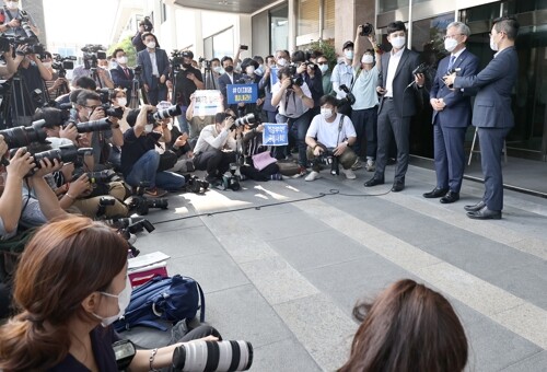 '친형 강제입원'과 관련한 허위사실 공표 혐의에 대해 2심에서 당선무효형을 선고받았다가 대법원의 원심 파기환송으로 지사직을 유지하게 된 이재명 경기도지사가 16일 오후 경기도 수원시 경기도청에서 입장을 밝히고 있다. [사진= 연합뉴스]