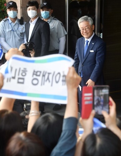 이재명 경기도지사가 16일 오후 경기도 수원시 경기도청에서 대법원 판결에 대한 입장을 밝히며 지지자들에게 미소를 지으며 인사하고 있다. [사진= 연합뉴스]