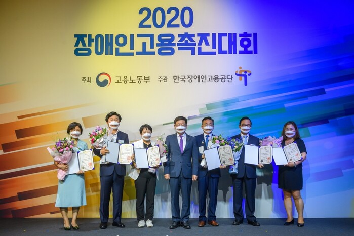 2020 장애인고용촉진대회 ‘국무총리 표창’ 수상자자들이 기념촬영을 하고 있다. 사진 오른쪽 세번째 ㈜위드림 이정열 대표이사.(사진=아모레퍼시픽)