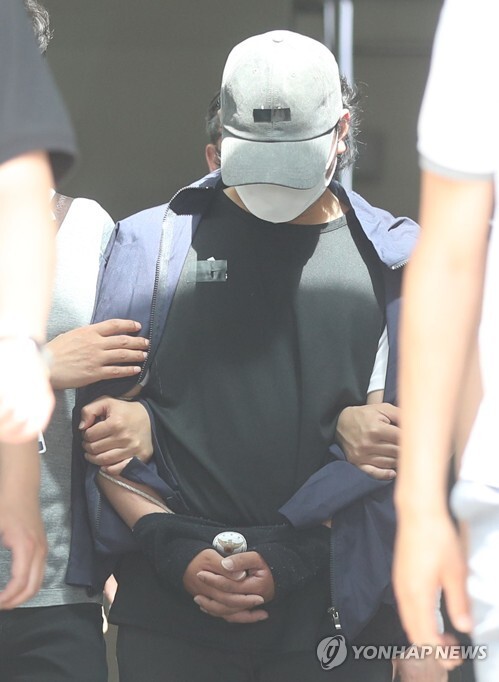 창녕 아동학대 계부가 지난 6월 15일 오전 영장실질심사(구속 전 피의자 심문)를 받기 위해 경남 밀양경찰서에서 나오고 있다. 이 계부는 자신의 의붓딸을 쇠사슬 등으로 학대한 혐의를 받는다. [사진= 연합뉴스]