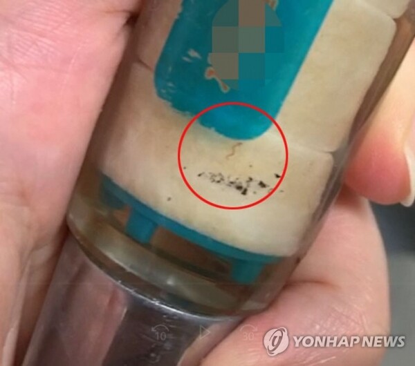 13일 오후 인천시 서구 검암동 한 빌라에 공급된 수돗물에서 발견된 유충.[출처=연합뉴스]