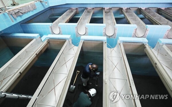 최근 인천시 등 일부 지자체 수돗물에서 유충이 발견됨에 따라 20일 오전 경기도 용인시상수도사업소 용인정수장에서 관계자들이 안전한 수돗물을 위해 여과지 활성탄 검체 채취 작업하고 있다.[출처= 연합뉴스]