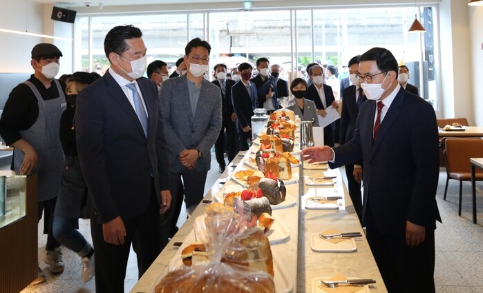 하이트진로 김인규 대표(왼쪽)와 창원시 허성무 시장(오른쪽)외 관계자들이 함께 빵그레를 둘러보고 있다.(사진=하이트진로)