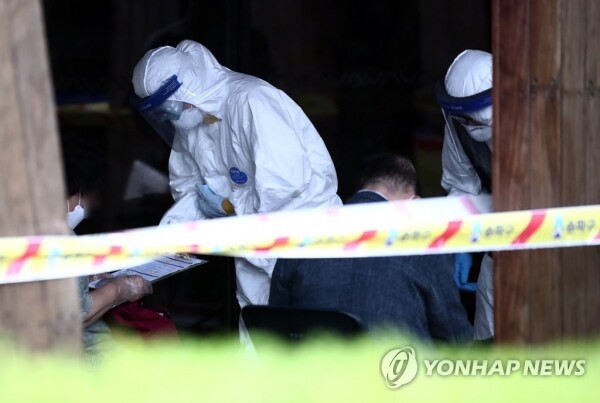 서울 송파구 보건소 선별진료소를 찾은 시민들이 신종 코로나 바이러스 감염증(코로나19) 검사에 앞서 문진표를 작성하고 있다.[출처= 연합뉴스]