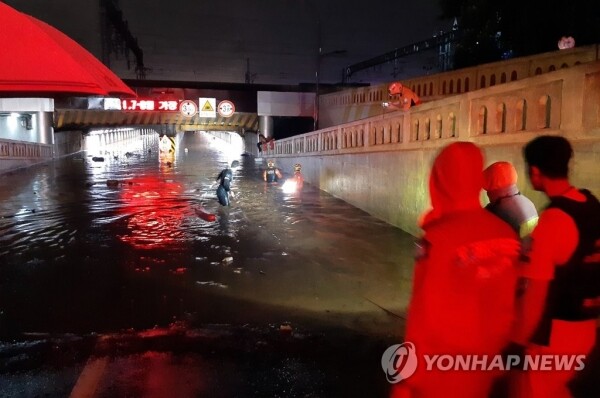23일 많은 비가 내린 부산 동구 초량동 부산역 인근 제1지하차도에 출동한 소방대원들이 구조작업을 벌이고 있다. 이곳에 갇혔던 60대가 병원에 이송됐으나 숨졌다.[출처= 연합뉴스]