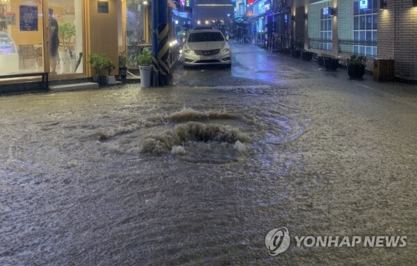 23일 많은 비가 내리면서 부산 부산진구 한 도로가 침수되고 있다.[출처= 연합뉴스]