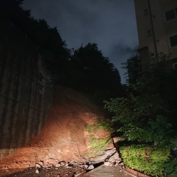 축대 붕괴로 20t 규모 토사 유출 '아찔' .[출처= 연합뉴스]