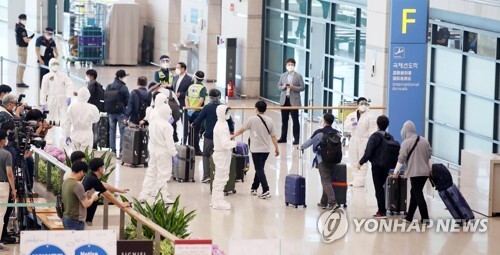 24일 오전 공군 공중급유기 'KC-330'를 타고 인천공항에 도착한 이라크 파견 근로자들이 입국장을 나서고 있다. [사진= 연합뉴스]