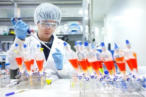 SK바이오사이언스는 지난 5월 빌&멜린다 게이츠 재단으로부터 신종 코로나바이러스 감염증(코로나19) 백신 개발을 위한 지원금 360만달러(한화 약 44억원)를 지원받았다고 밝혔다. 사진은 SK바이오사이언스 연구원이 백신 개발을 위한 연구·개발을 진행하는 모습. [사진= SK바이오사이언스 제공]