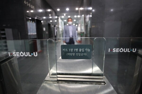 서울시는 최근 회의 참석자 한 명이 코로나19 확진자로 밝혀지자 27일 오후 청사 일부를 폐쇄했다. 사진은 서울시청 1층 로비 입구.  [사진= 연합뉴스]