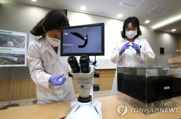 28일 오전 서울시청에서 상수도사업본부 관계자들이 기자회견 전 수돗물 유충 샘플을 준비하고 있다. 서울시는 수돗물 유충 민원은 정수과정이 아닌 외부요인에 의한 것이라고 밝혔다.[출처= 연합뉴스]